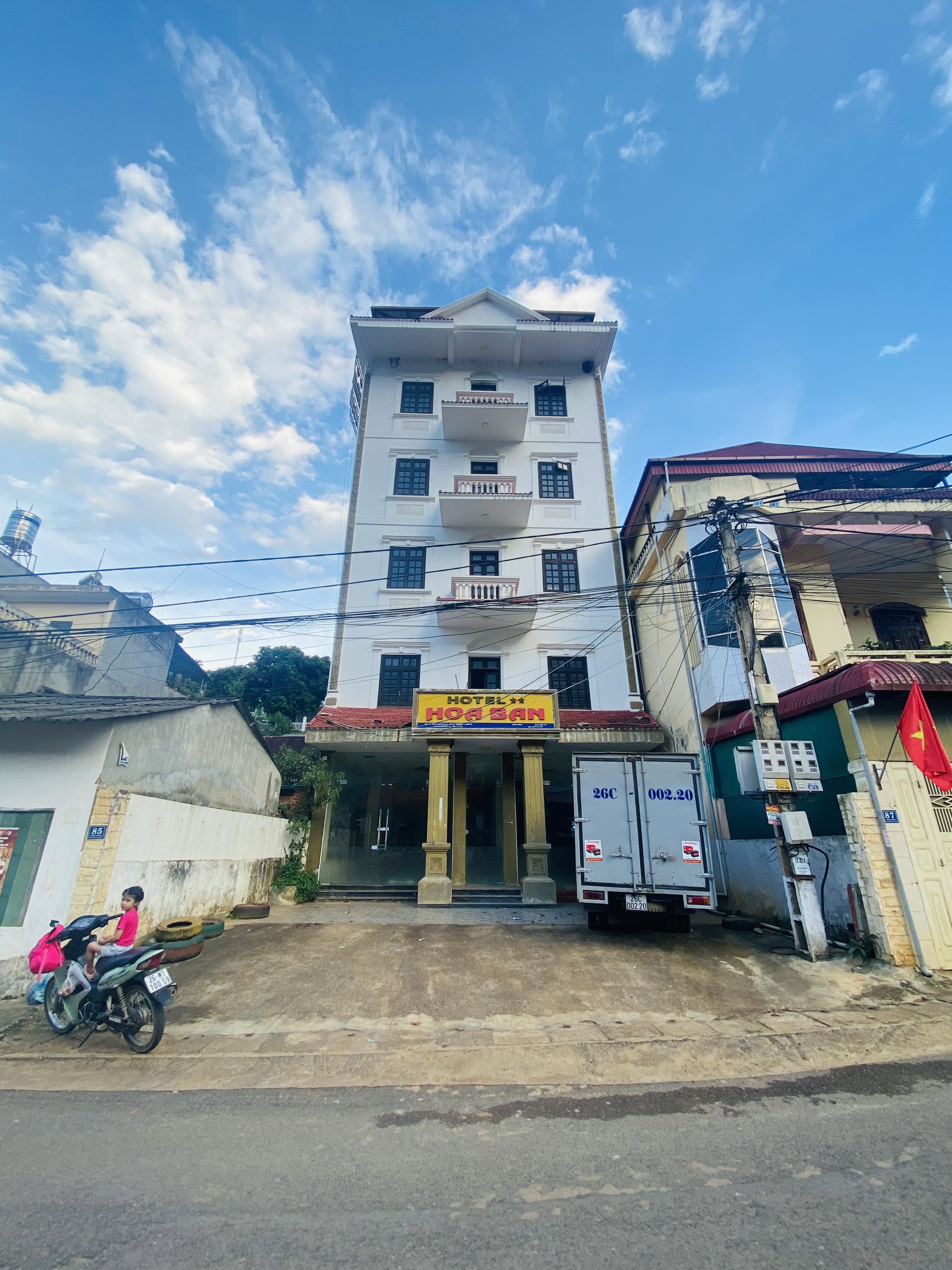 THÔNG BÁO ĐẤU GIÁ TÀI SẢN BẢO ĐẢM: Tài sản thế chấp của Ông Nguyễn Mạnh Hùng và bà Nguyễn Thúy Điệp, tài sản là quyền sử dụng đất thửa đất số: 102; tờ bản đồ số: 37; diện tích: 335,9 m² đất ở tại đô thị và nhà xây 5 tầng, tại Tổ 10, phường Chiềng Lề, thành phố Sơn La, tỉnh Sơn La (nay là Tổ 10 Chiềng Lề, phường Tô Hiệu, tỉnh Sơn La)